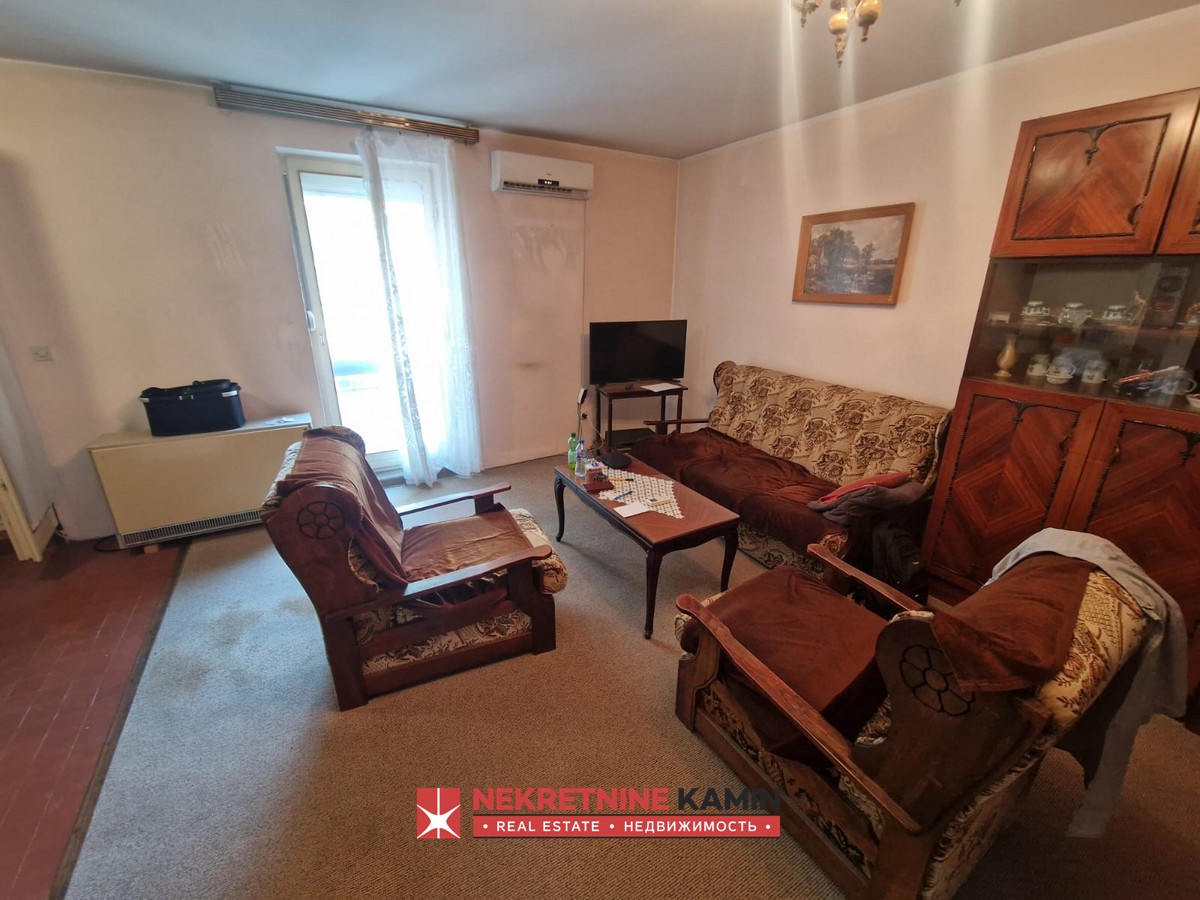 Two-Bedroom Apartment of 77 m² Needing Renovation, 13. jula Street, Budva Centre